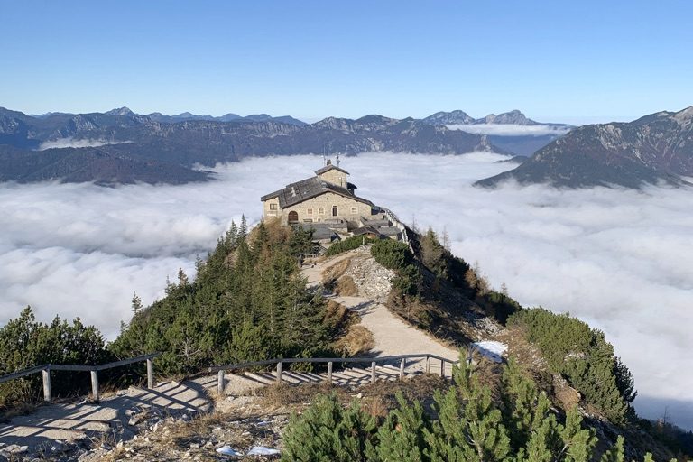 Kehlsteinhaus - Eagle's Nest - Berchtesgaden Blick vom Berggipfel auf das Gebäude Kehlsteinhaus über Wolken und die umliegenden Bergen.