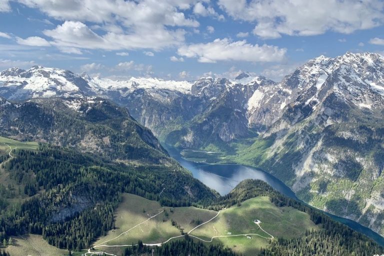 Berglandschaft mit schneebedeckten Gipfeln und Watzmann und einem blauen See, Königssee, im Tal.