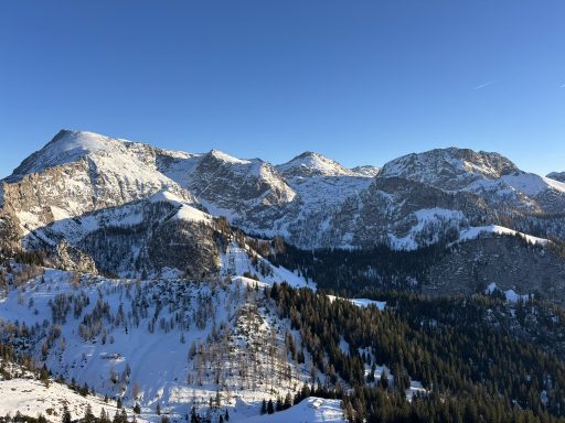 Ausblick auf die verschneiten Berge des Nationalparks Berchtesgaden im Winter von der Bergstation der Jennerbahn. 